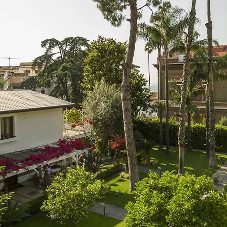 Sorrentovibes - In Center With Gardens And Outdoor Space Villa