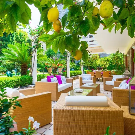 Sorrentovibes - In Center With Gardens And Outdoor Space Villa