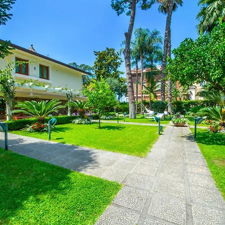 Sorrentovibes - In Center With Gardens And Outdoor Space Villa